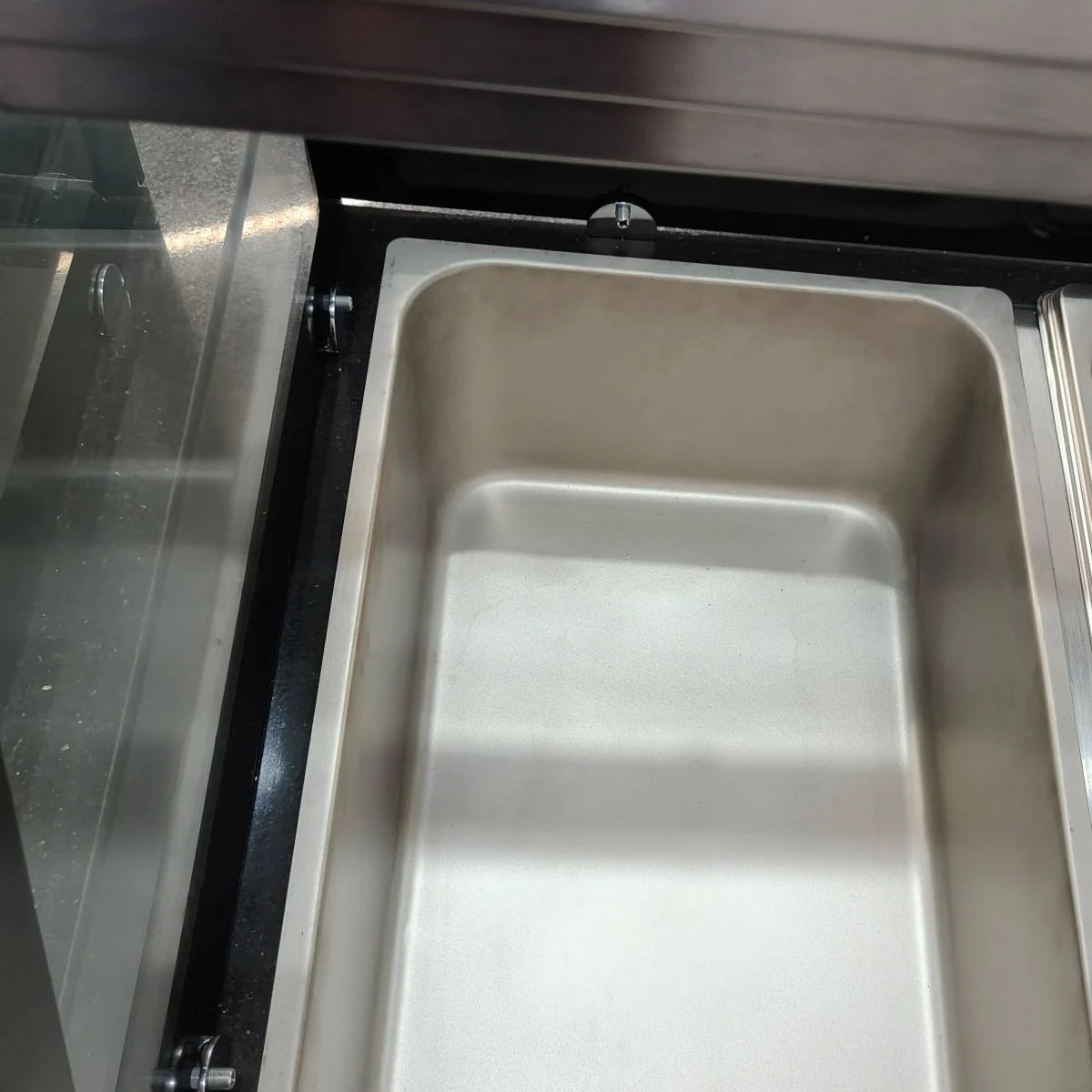 SNACK-Line Bain-Marie Theke 3x GN1/1, Granit Star Galaxy schwarz, 123x82x85,5 Glasaufbau Klarglas mit Zwischenablage, H=496mm - Image 8